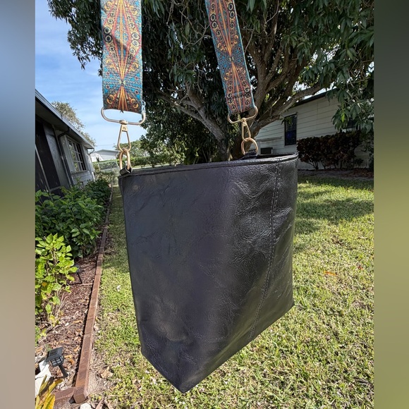 Vintage Solid Color Leather/Crossbody Bag In Black - Picture 10 of 11